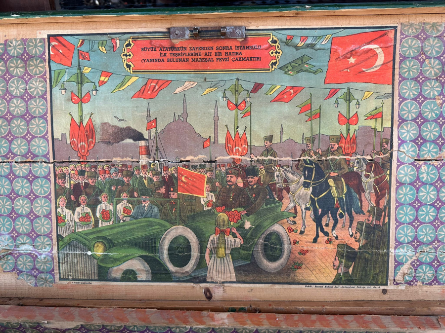 KAPAĞINDA ATATÜRK'ÜN İSTANBUL'A İLK TEŞRİFİ KONULU AFİŞ BULUNAN ÇOK NADİR SANDIK