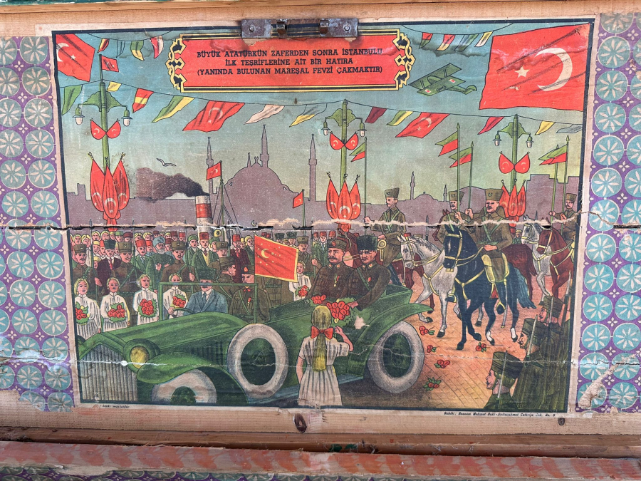 KAPAĞINDA ATATÜRK'ÜN İSTANBUL'A İLK TEŞRİFİ KONULU AFİŞ BULUNAN ÇOK NADİR SANDIK