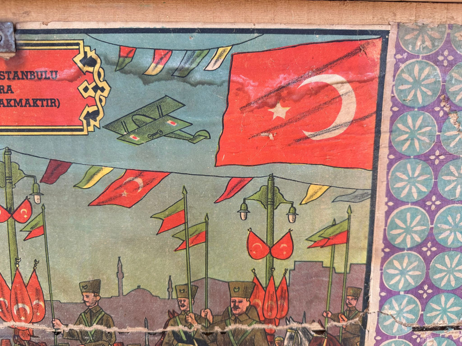 KAPAĞINDA ATATÜRK'ÜN İSTANBUL'A İLK TEŞRİFİ KONULU AFİŞ BULUNAN ÇOK NADİR SANDIK
