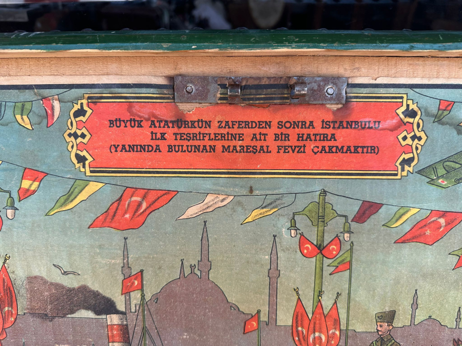 KAPAĞINDA ATATÜRK'ÜN İSTANBUL'A İLK TEŞRİFİ KONULU AFİŞ BULUNAN ÇOK NADİR SANDIK