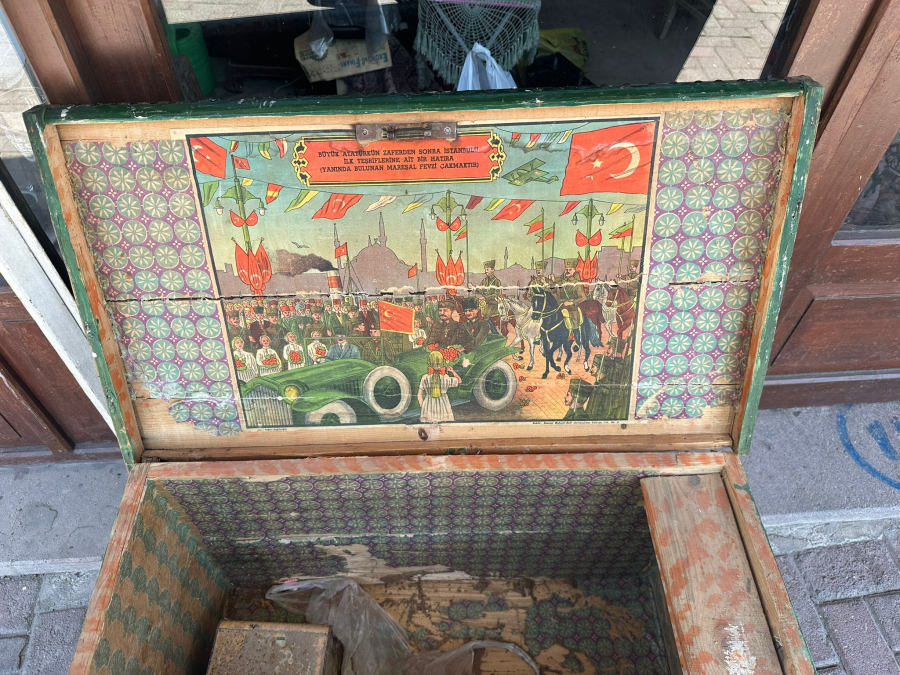 KAPAĞINDA ATATÜRK'ÜN İSTANBUL'A İLK TEŞRİFİ KONULU AFİŞ BULUNAN ÇOK NADİR SANDIK
