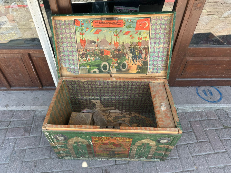 KAPAĞINDA ATATÜRK'ÜN İSTANBUL'A İLK TEŞRİFİ KONULU AFİŞ BULUNAN ÇOK NADİR SANDIK