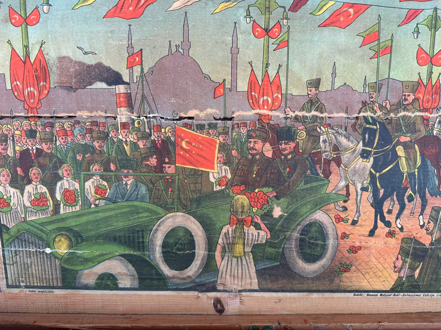 KAPAĞINDA ATATÜRK'ÜN İSTANBUL'A İLK TEŞRİFİ KONULU AFİŞ BULUNAN ÇOK NADİR SANDIK