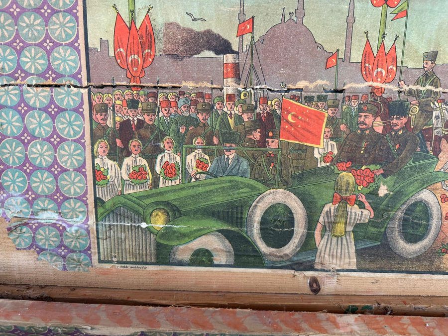 KAPAĞINDA ATATÜRK'ÜN İSTANBUL'A İLK TEŞRİFİ KONULU AFİŞ BULUNAN ÇOK NADİR SANDIK