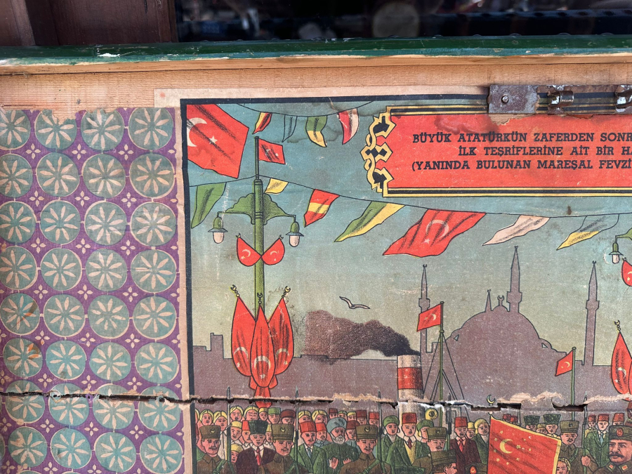 KAPAĞINDA ATATÜRK'ÜN İSTANBUL'A İLK TEŞRİFİ KONULU AFİŞ BULUNAN ÇOK NADİR SANDIK