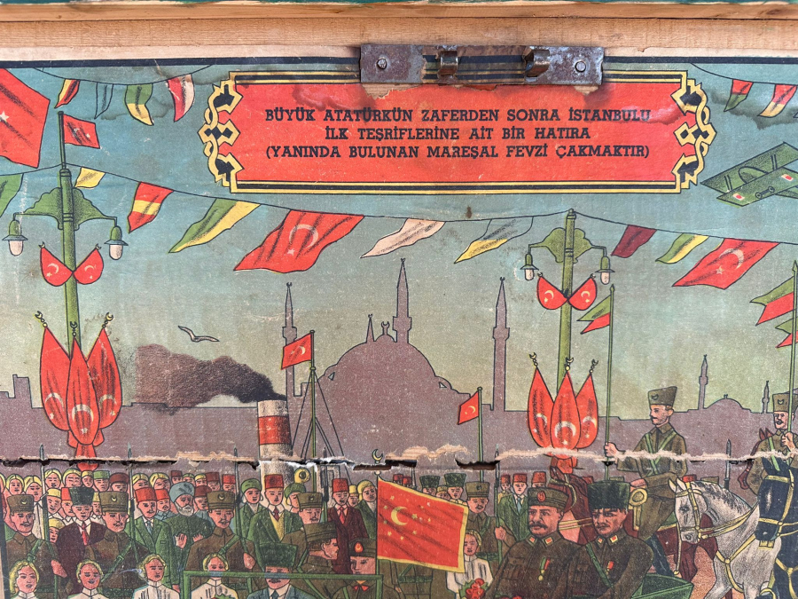 KAPAĞINDA ATATÜRK'ÜN İSTANBUL'A İLK TEŞRİFİ KONULU AFİŞ BULUNAN ÇOK NADİR SANDIK