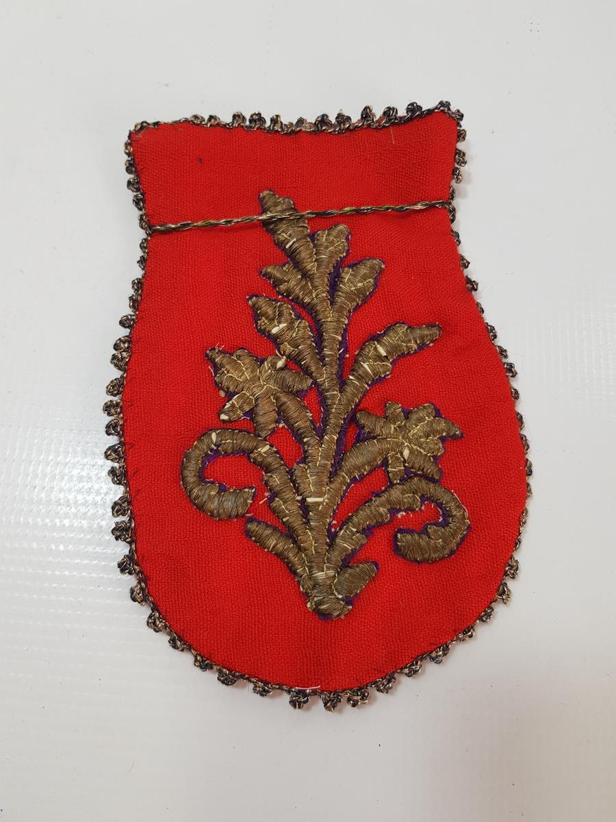 OSMANLI DÖNEMİ KIRMIZI RENKLİ ALTIN SIRMA İŞLEMELİ PARA KESESİ