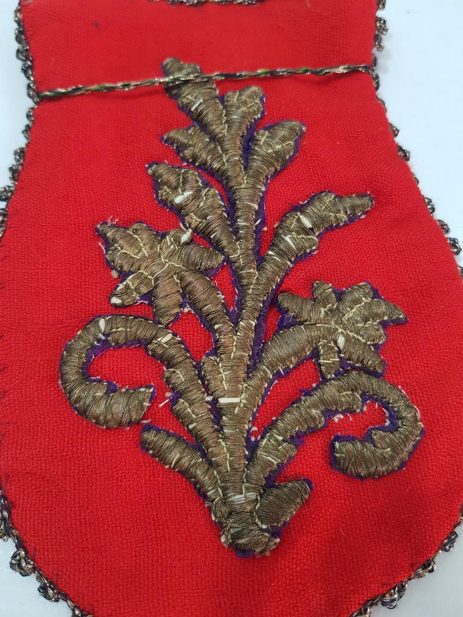 OSMANLI DÖNEMİ KIRMIZI RENKLİ ALTIN SIRMA İŞLEMELİ PARA KESESİ
