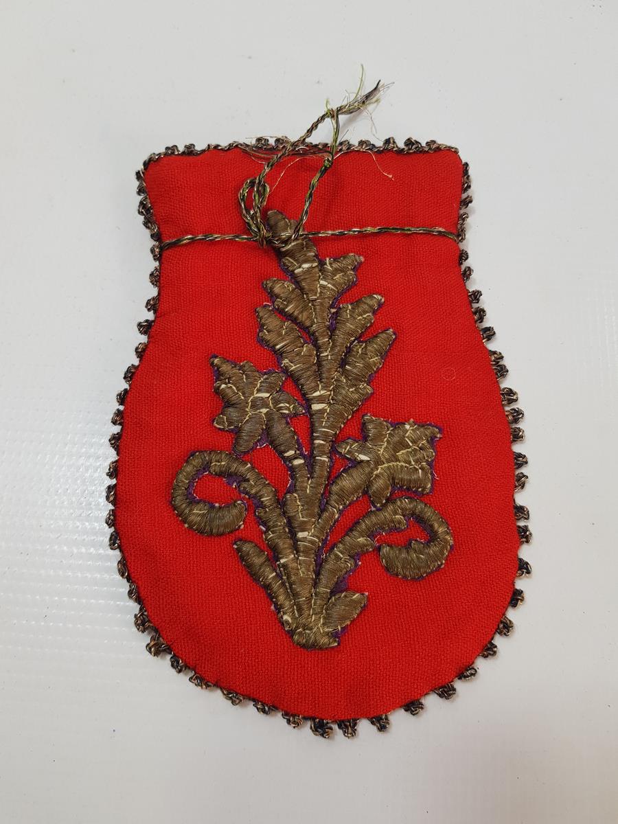 OSMANLI DÖNEMİ KIRMIZI RENKLİ ALTIN SIRMA İŞLEMELİ PARA KESESİ