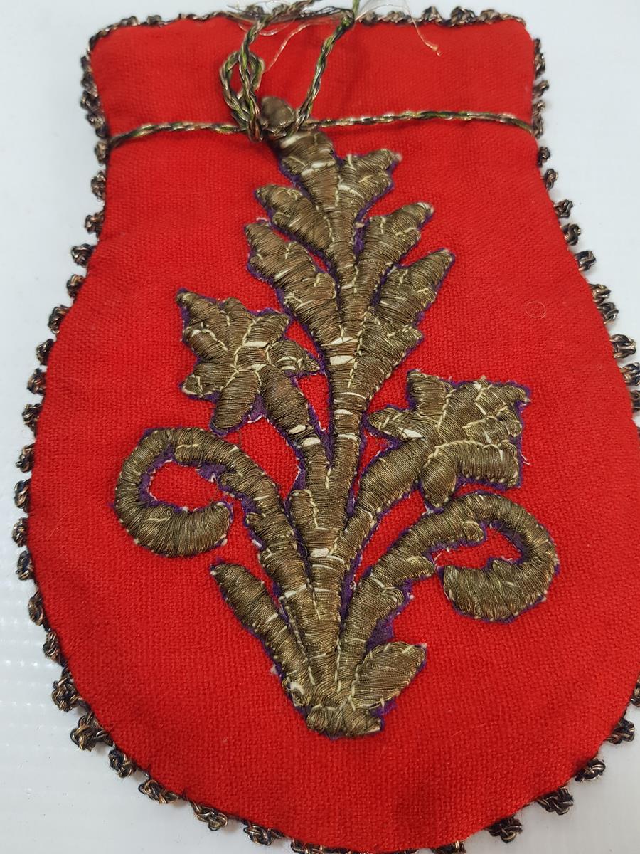 OSMANLI DÖNEMİ KIRMIZI RENKLİ ALTIN SIRMA İŞLEMELİ PARA KESESİ