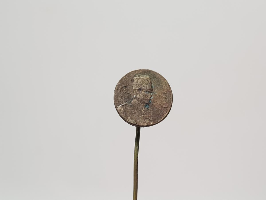 ÜZERİNDE OSMANLICA ROZET VE OSMANLICA YAZI BULUNAN ATATÜRK ROZET