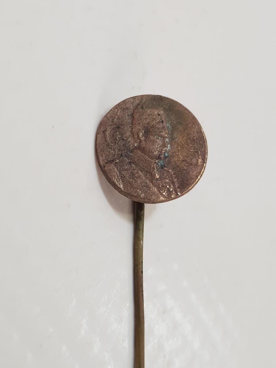 ÜZERİNDE OSMANLICA ROZET VE OSMANLICA YAZI BULUNAN ATATÜRK ROZET