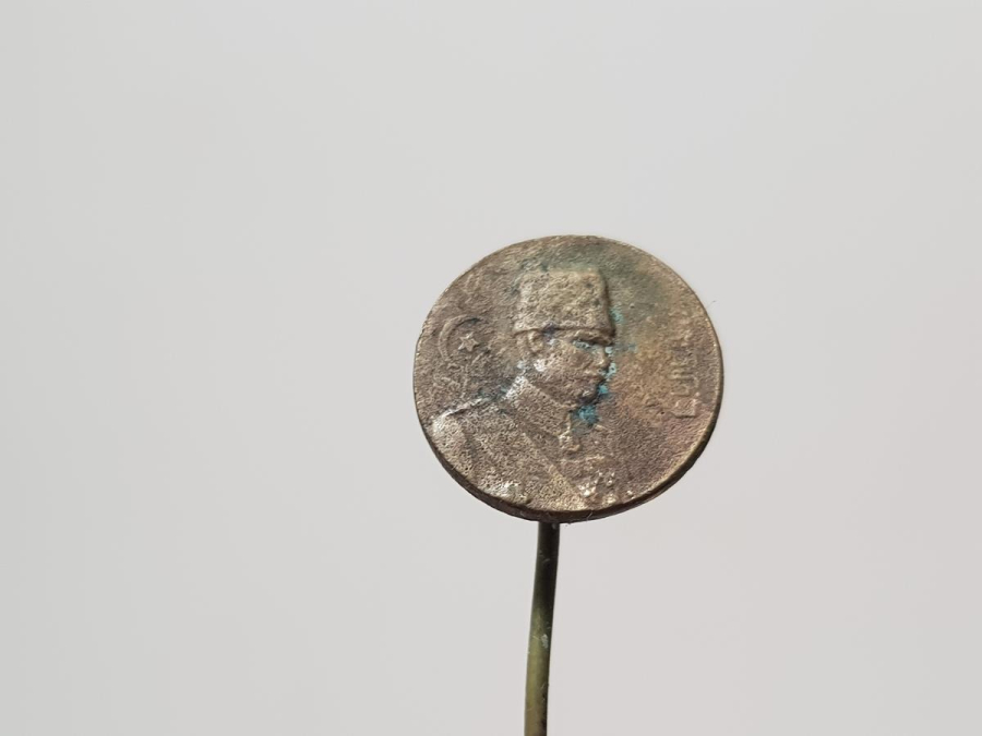 ÜZERİNDE OSMANLICA ROZET VE OSMANLICA YAZI BULUNAN ATATÜRK ROZET