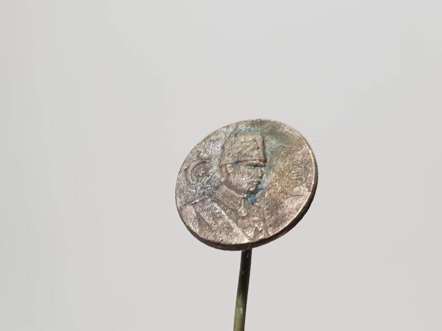 ÜZERİNDE OSMANLICA ROZET VE OSMANLICA YAZI BULUNAN ATATÜRK ROZET