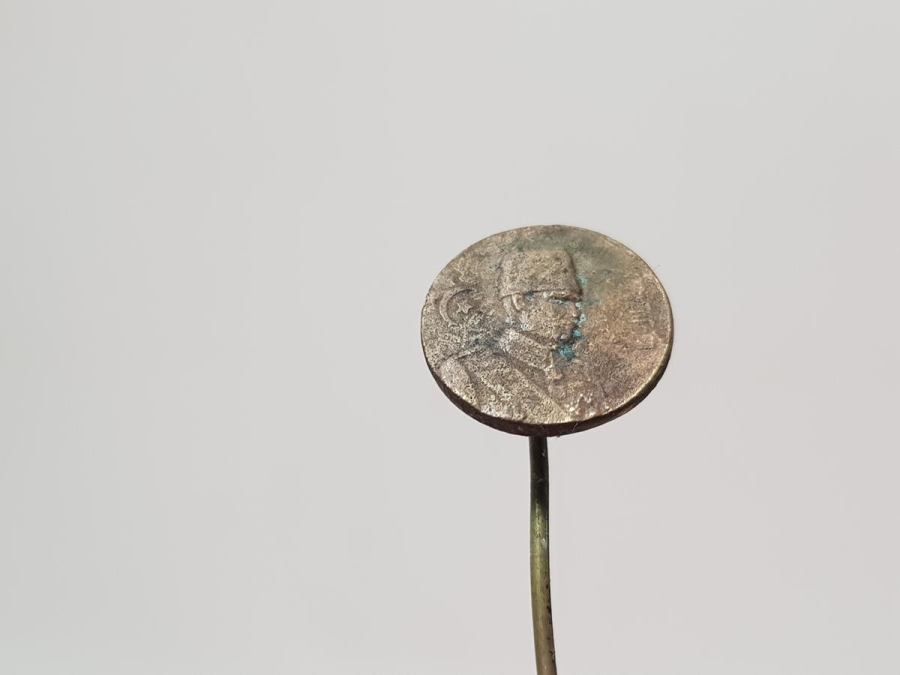 ÜZERİNDE OSMANLICA ROZET VE OSMANLICA YAZI BULUNAN ATATÜRK ROZET