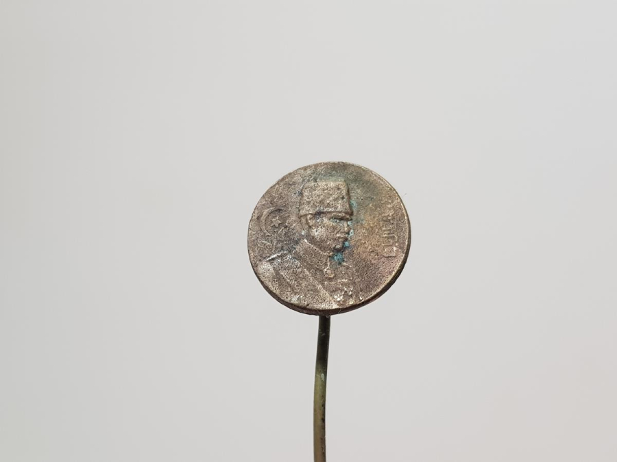 ÜZERİNDE OSMANLICA ROZET VE OSMANLICA YAZI BULUNAN ATATÜRK ROZET