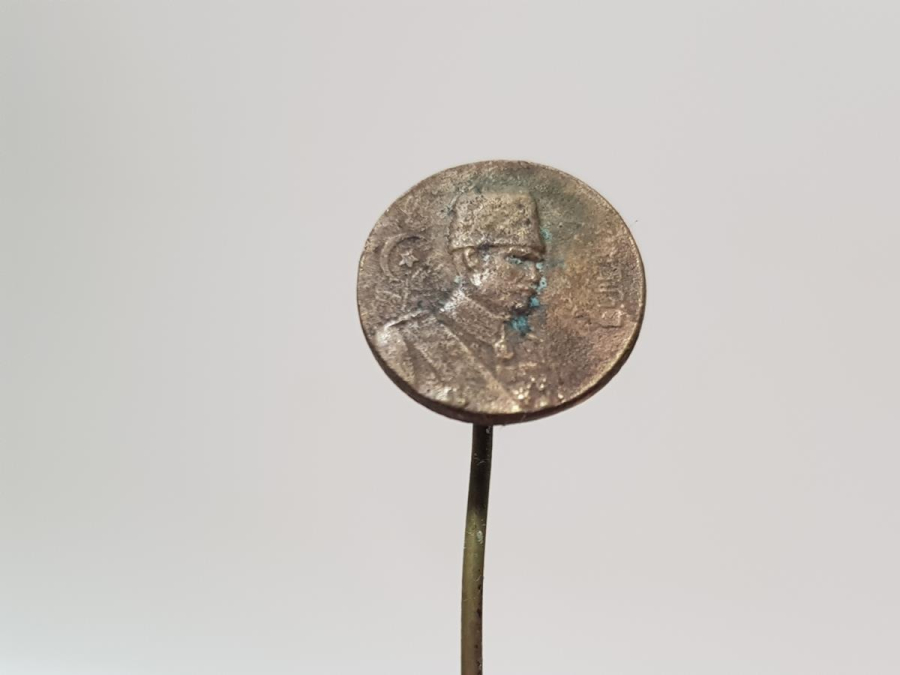 ÜZERİNDE OSMANLICA ROZET VE OSMANLICA YAZI BULUNAN ATATÜRK ROZET