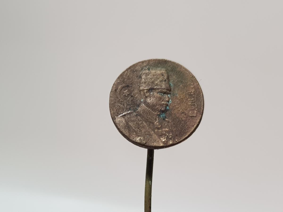 ÜZERİNDE OSMANLICA ROZET VE OSMANLICA YAZI BULUNAN ATATÜRK ROZET