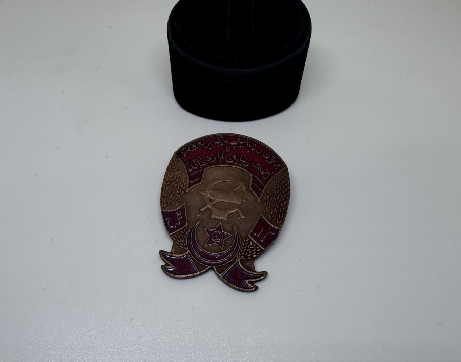 ÜZERİ OSMANLICA YAZILI CUMHURİYET BAŞLARI ORAK ÇEKİÇ FİGÜRLÜ RUSYA İTTİFAKI KOMÜNİST PARTİ ROZET