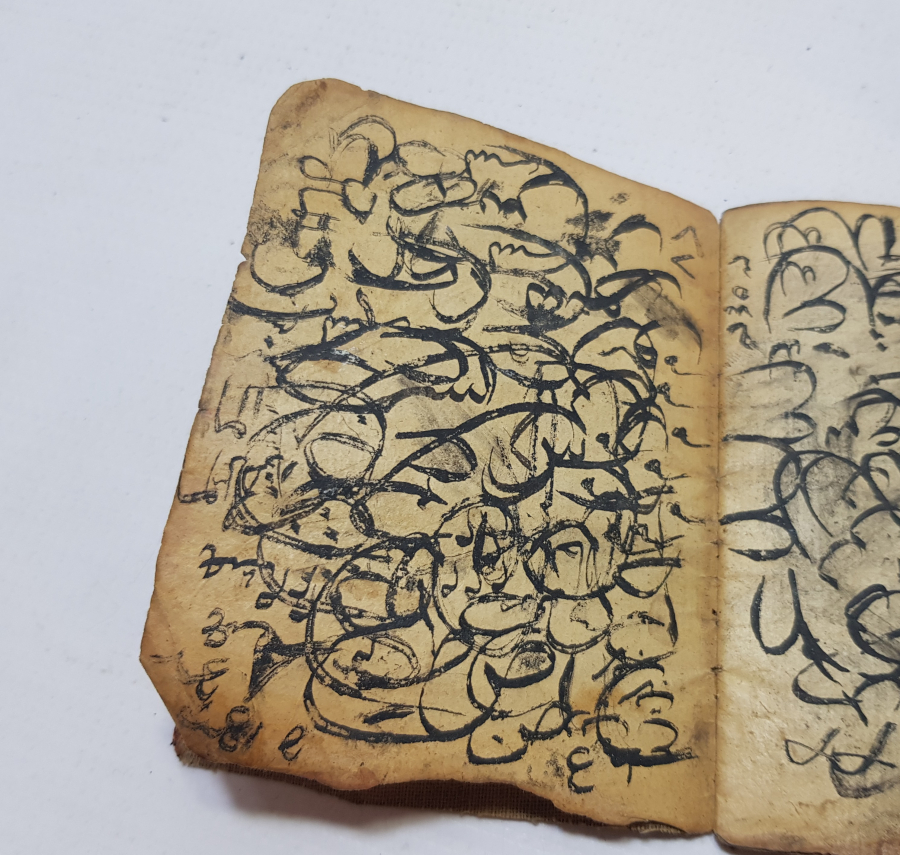 İÇERİSİNDE EBCEDLER VE CİN TASVİRLERİ BULUNAN NADİR EL YAZMA ASKER ENAMI