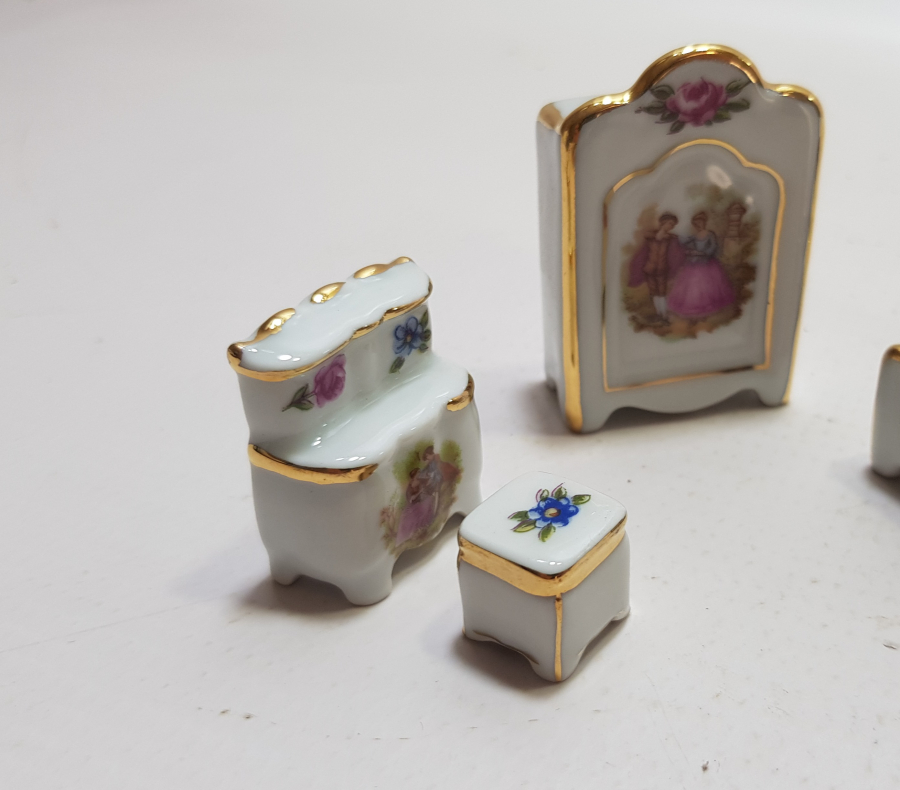 ÜZERLERİ ALTIN VARAKLI LİMOGES ANTİKA MİNYATÜR YATAK ODASI TAKIMI