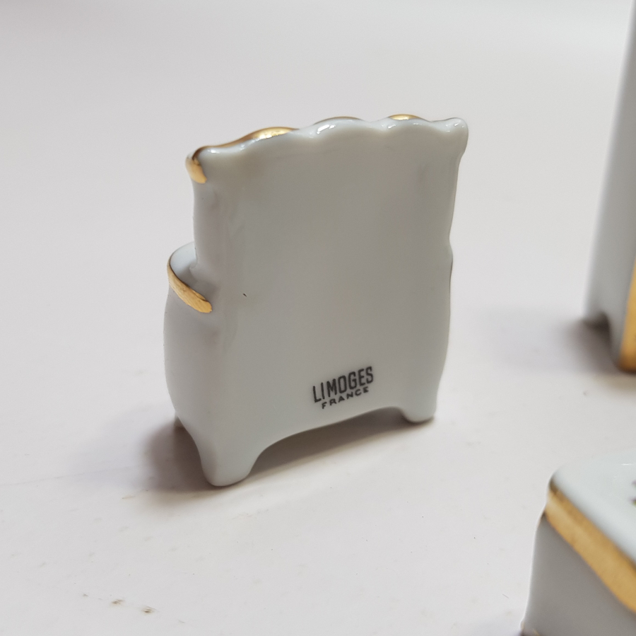 ÜZERLERİ ALTIN VARAKLI LİMOGES ANTİKA MİNYATÜR YATAK ODASI TAKIMI