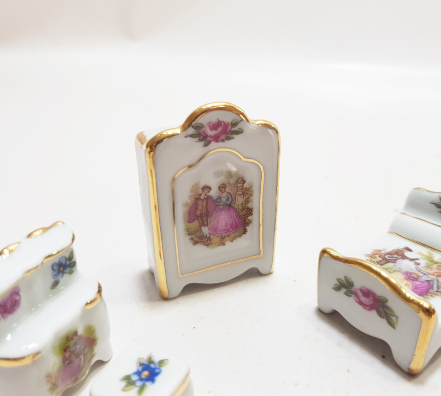 ÜZERLERİ ALTIN VARAKLI LİMOGES ANTİKA MİNYATÜR YATAK ODASI TAKIMI