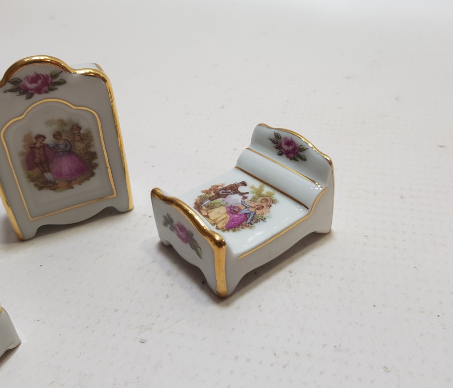 ÜZERLERİ ALTIN VARAKLI LİMOGES ANTİKA MİNYATÜR YATAK ODASI TAKIMI