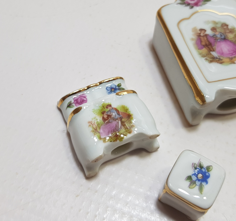 ÜZERLERİ ALTIN VARAKLI LİMOGES ANTİKA MİNYATÜR YATAK ODASI TAKIMI