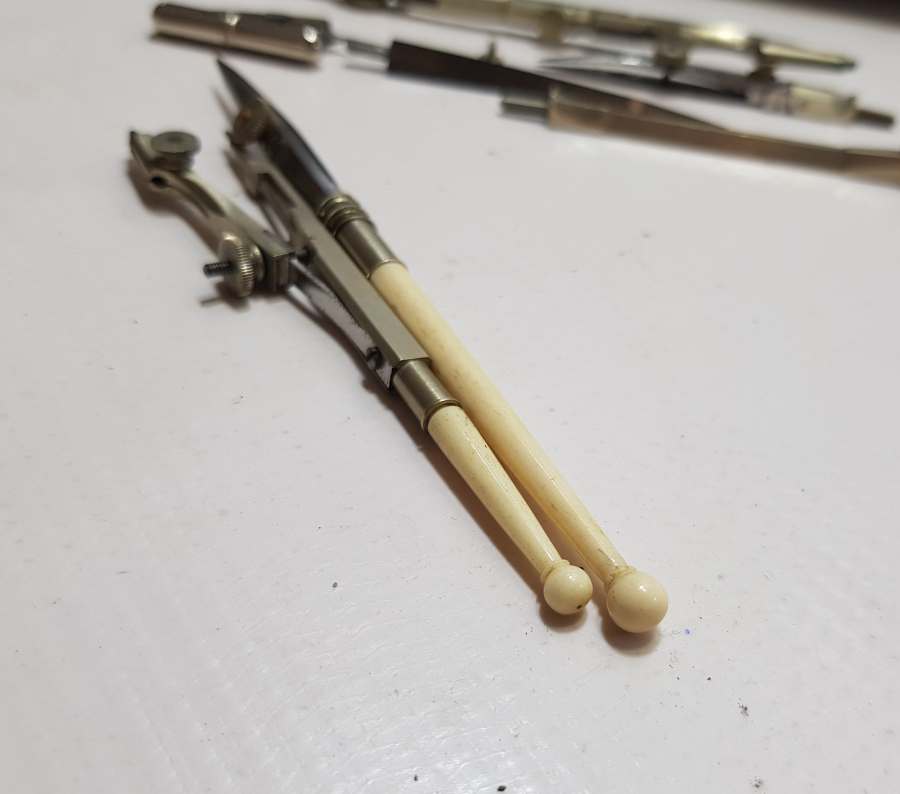 TUTMAÇLARI KEMİK OSMANLI DÖNEMİ ORJİNAL KUTUSUNDA PERGEL TAKIMI