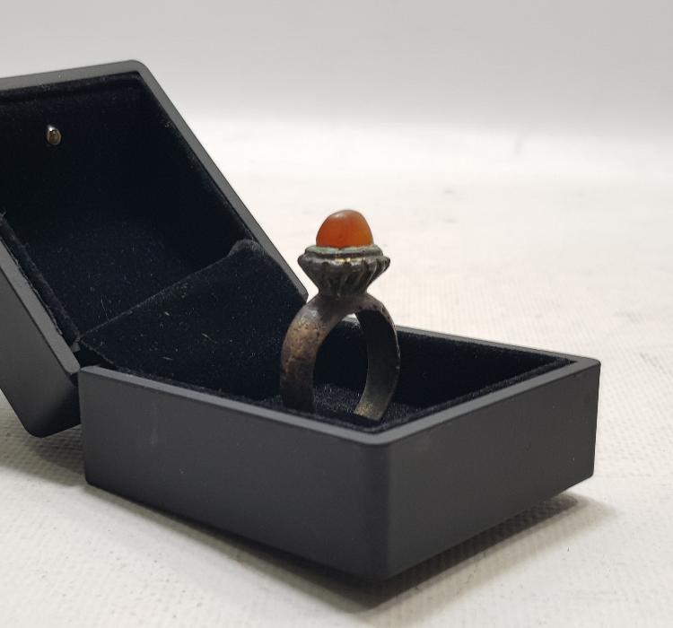 SÜLEYMANİYE AKİĞİNDEN MAMUL SÜMBÜLLÜ TARİKATINA AİT DERVİŞ YÜZÜĞÜ