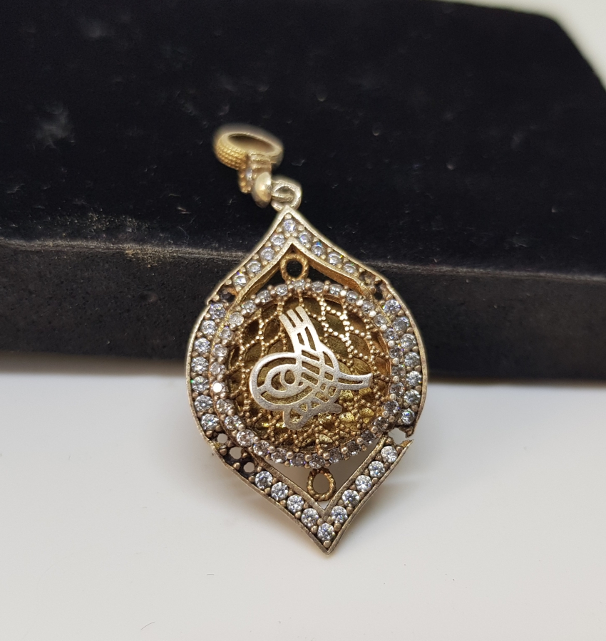 ZİRKON TAŞLARLA SÜSLÜ TUĞRALI GÜMÜŞ KOLYE UCU