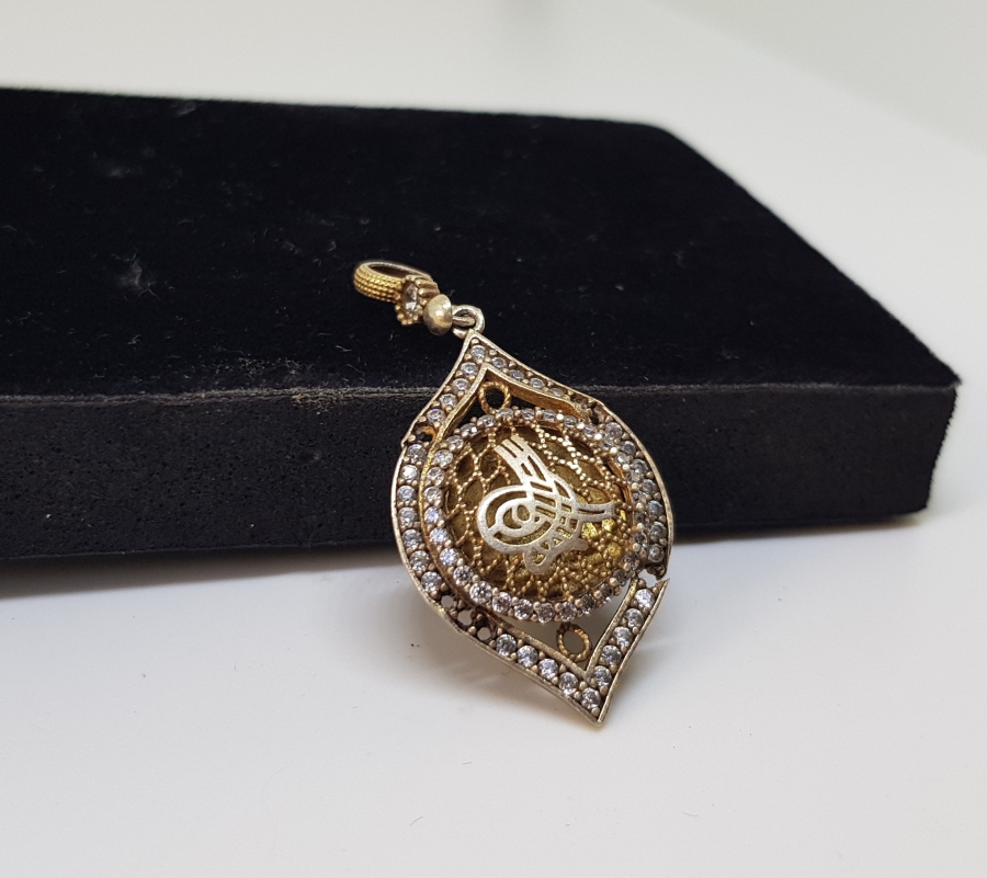 ZİRKON TAŞLARLA SÜSLÜ TUĞRALI GÜMÜŞ KOLYE UCU