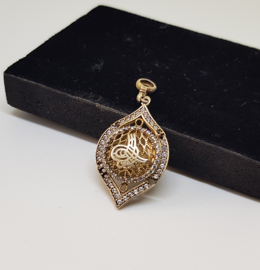 ZİRKON TAŞLARLA SÜSLÜ TUĞRALI GÜMÜŞ KOLYE UCU