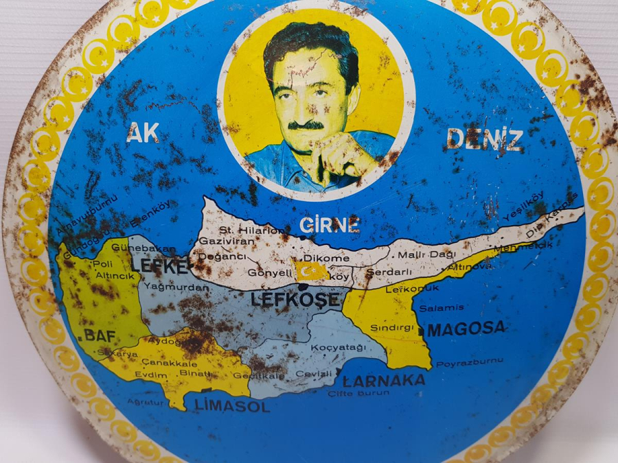 1974 ÖNCESİ TÜRK ADASI KIBRIS HARİTALI VE BÜLENT ECEVİT RESİMLİ TENEKE LEVHA