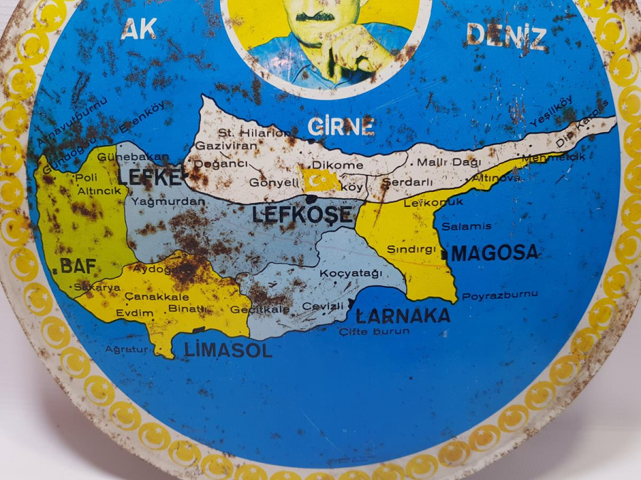 1974 ÖNCESİ TÜRK ADASI KIBRIS HARİTALI VE BÜLENT ECEVİT RESİMLİ TENEKE LEVHA
