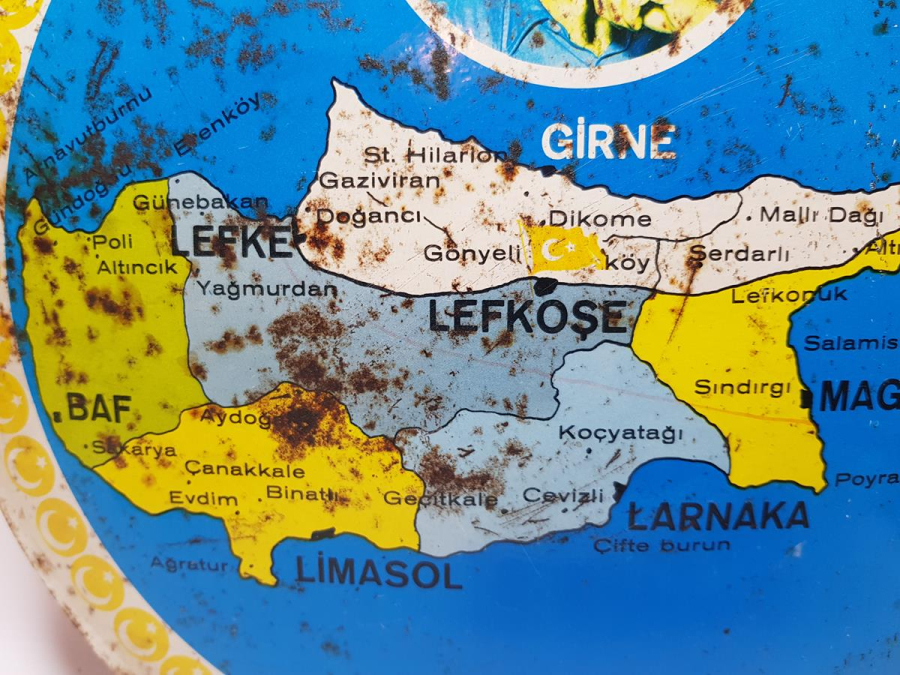 1974 ÖNCESİ TÜRK ADASI KIBRIS HARİTALI VE BÜLENT ECEVİT RESİMLİ TENEKE LEVHA