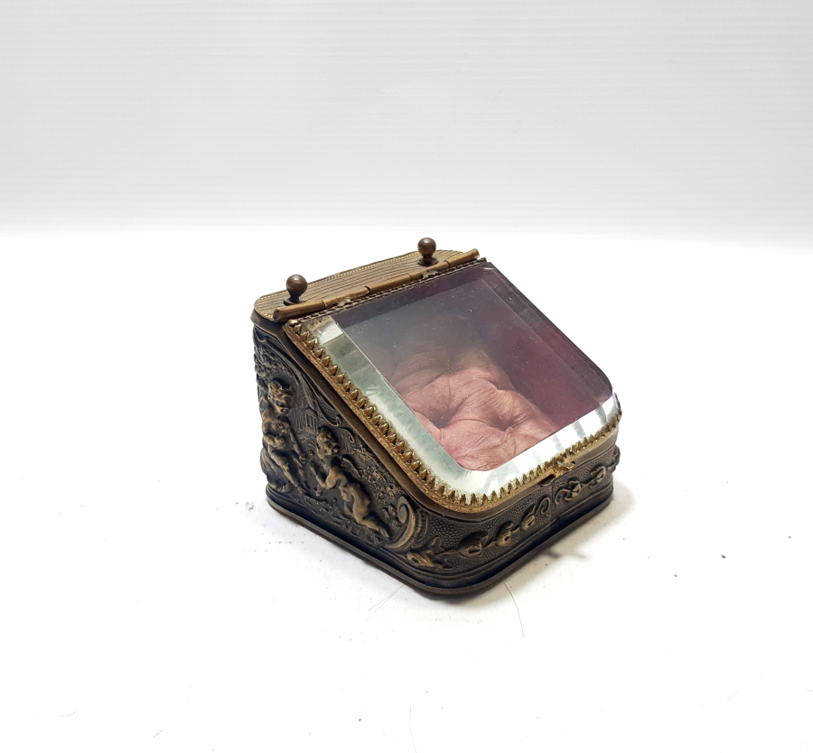 KABARTMA İŞÇİLİKLİ NADİR FORMDA ŞEYTANLI PRİOR CEP SAATİ STANDI