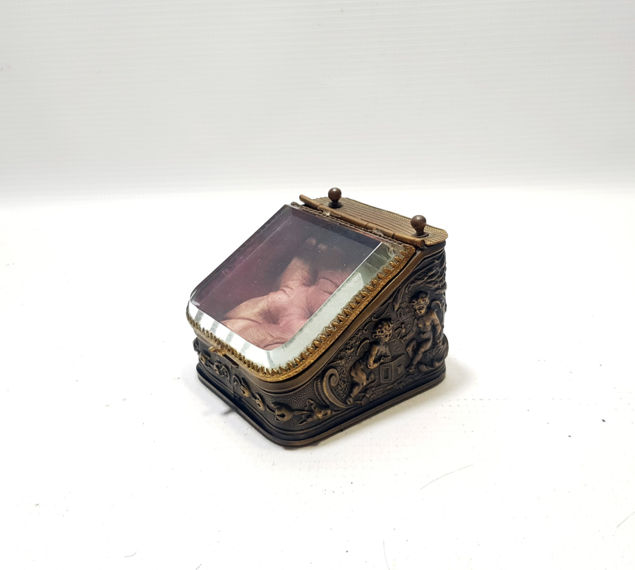 KABARTMA İŞÇİLİKLİ NADİR FORMDA ŞEYTANLI PRİOR CEP SAATİ STANDI