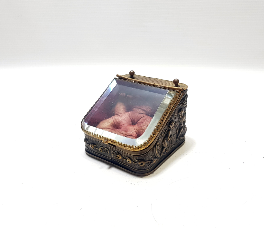 KABARTMA İŞÇİLİKLİ NADİR FORMDA ŞEYTANLI PRİOR CEP SAATİ STANDI