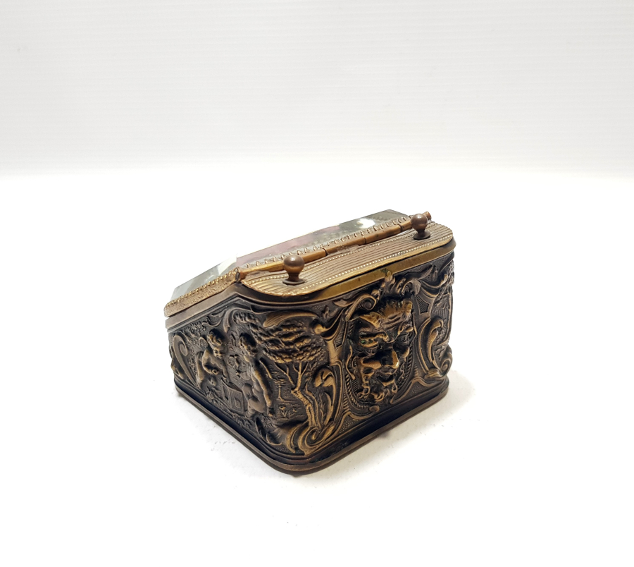 KABARTMA İŞÇİLİKLİ NADİR FORMDA ŞEYTANLI PRİOR CEP SAATİ STANDI