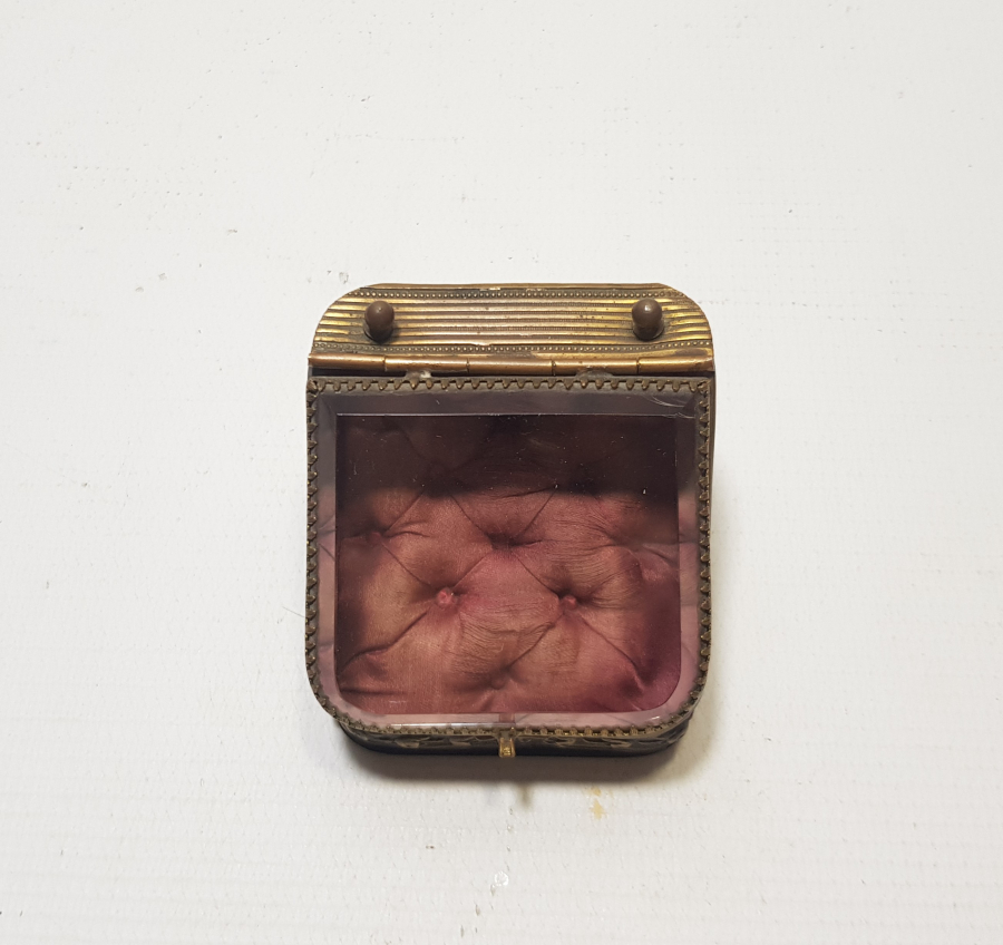 KABARTMA İŞÇİLİKLİ NADİR FORMDA ŞEYTANLI PRİOR CEP SAATİ STANDI