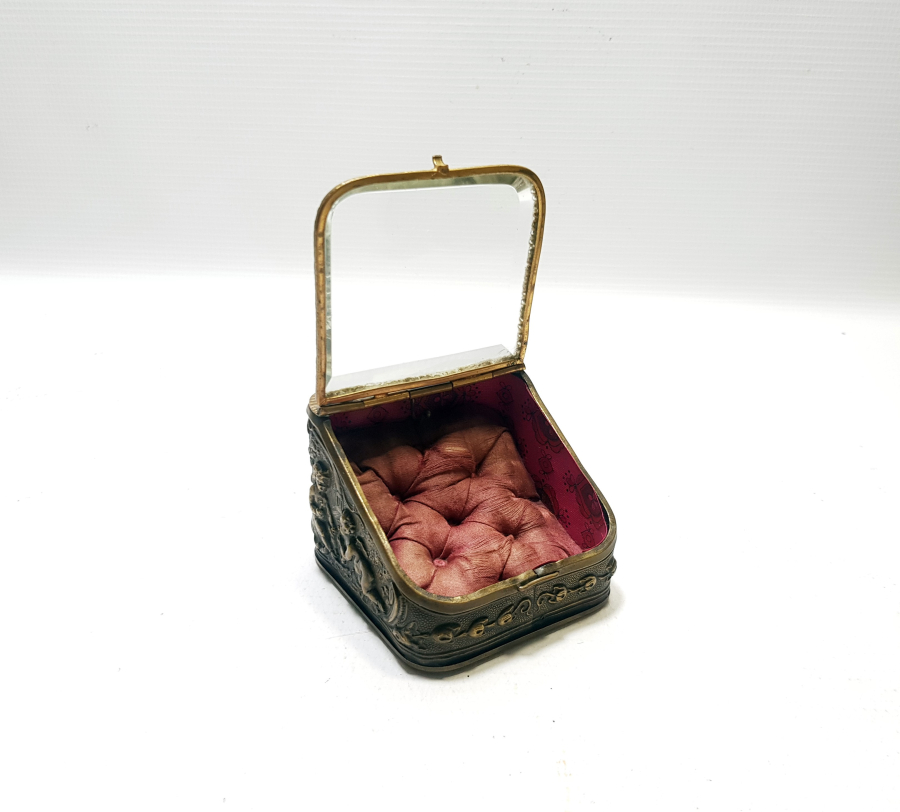 KABARTMA İŞÇİLİKLİ NADİR FORMDA ŞEYTANLI PRİOR CEP SAATİ STANDI