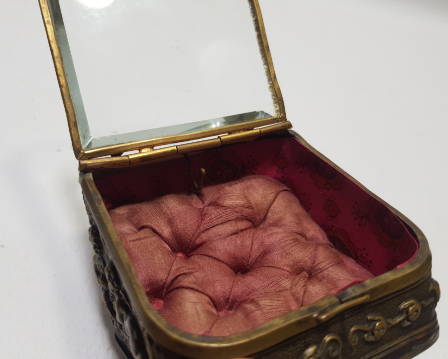 KABARTMA İŞÇİLİKLİ NADİR FORMDA ŞEYTANLI PRİOR CEP SAATİ STANDI