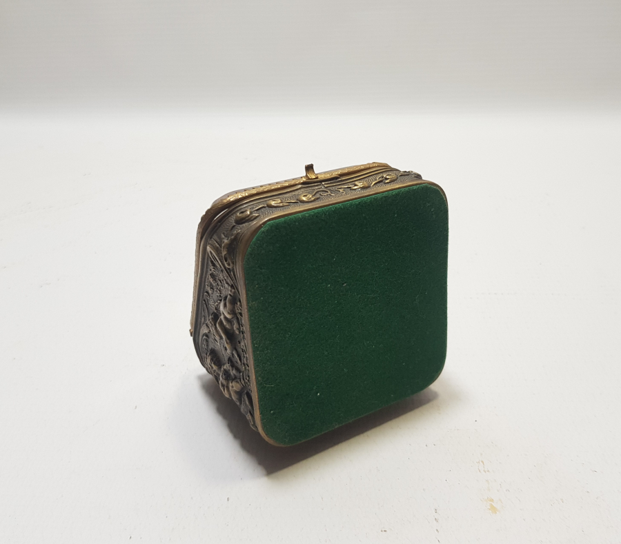 KABARTMA İŞÇİLİKLİ NADİR FORMDA ŞEYTANLI PRİOR CEP SAATİ STANDI