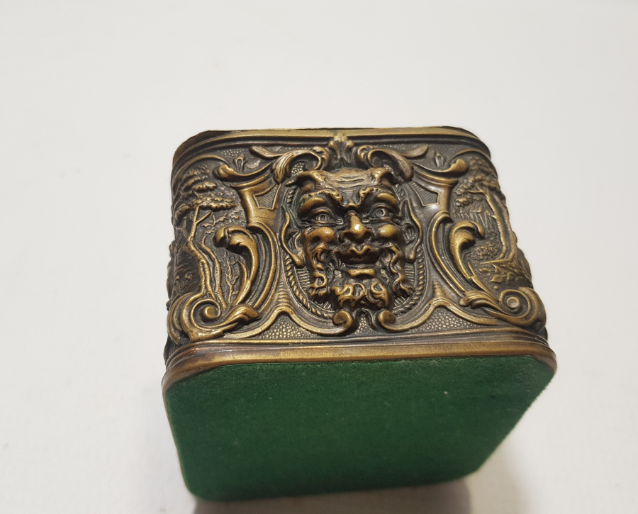 KABARTMA İŞÇİLİKLİ NADİR FORMDA ŞEYTANLI PRİOR CEP SAATİ STANDI