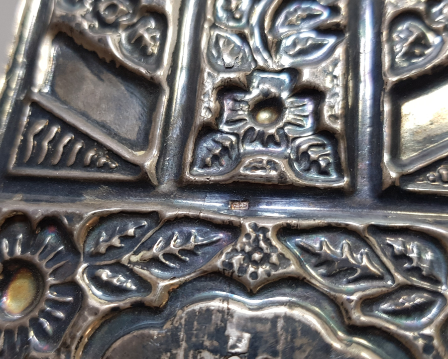 HİDİV DAMGALI FATMA ANANIN ELİ VE TESLİM TAŞI FORMUNDA YAPILMIŞ ÜZERİ DUALI GÜMÜŞ MASA ÜSTÜ OBJESİ