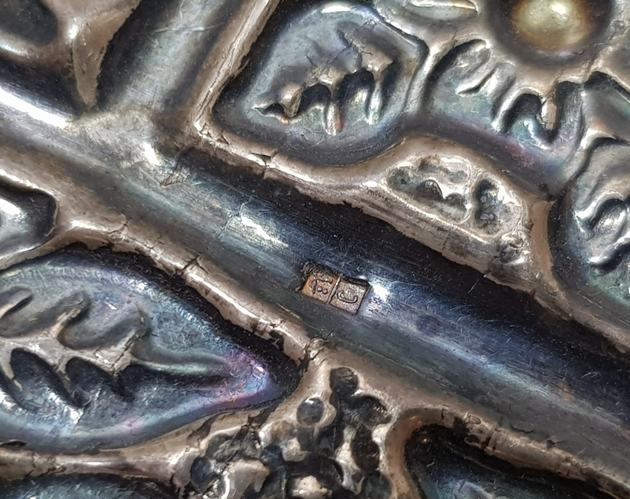 HİDİV DAMGALI FATMA ANANIN ELİ VE TESLİM TAŞI FORMUNDA YAPILMIŞ ÜZERİ DUALI GÜMÜŞ MASA ÜSTÜ OBJESİ