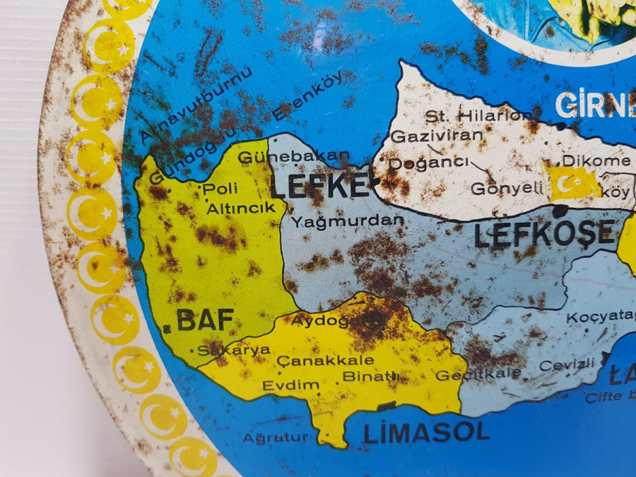 1974 ÖNCESİ TÜRK ADASI KIBRIS HARİTALI VE BÜLENT ECEVİT RESİMLİ TENEKE LEVHA