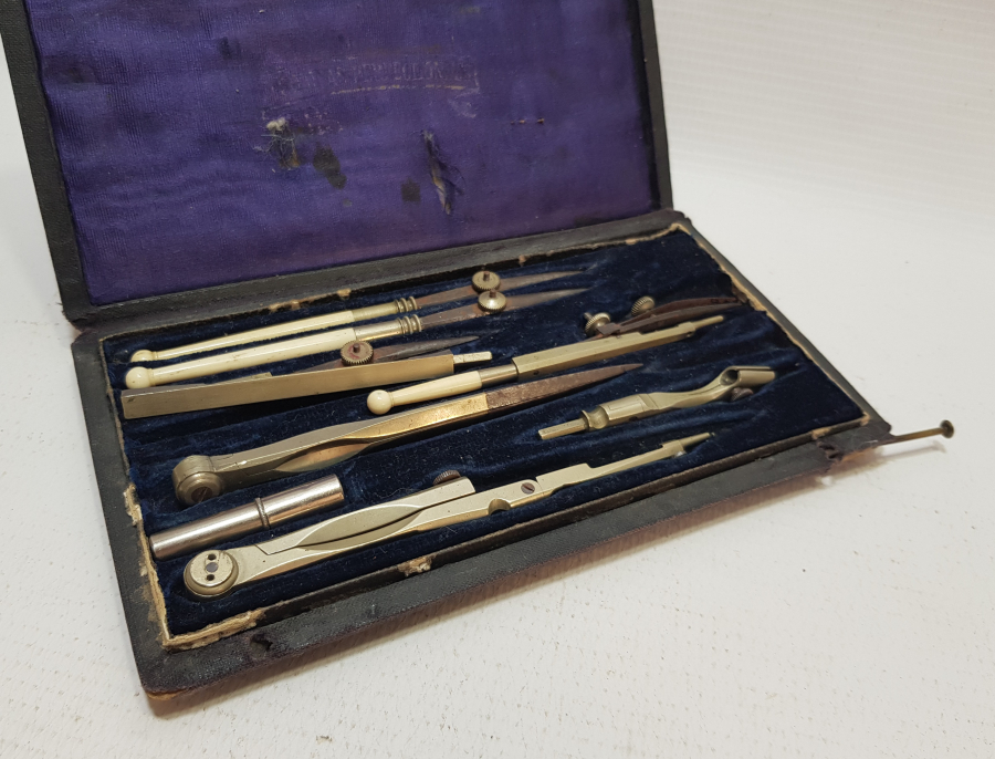 KUTUSUNDA ANTİKA FİLDİŞİ SAPLI PERGEL TAKIMI